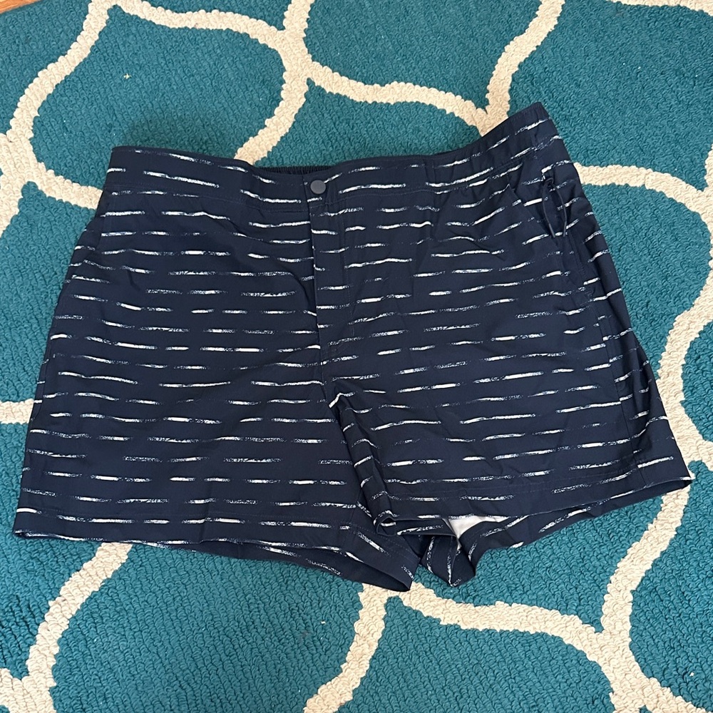 Men’s VRST 5” Resort Shorts
Large New With Tags